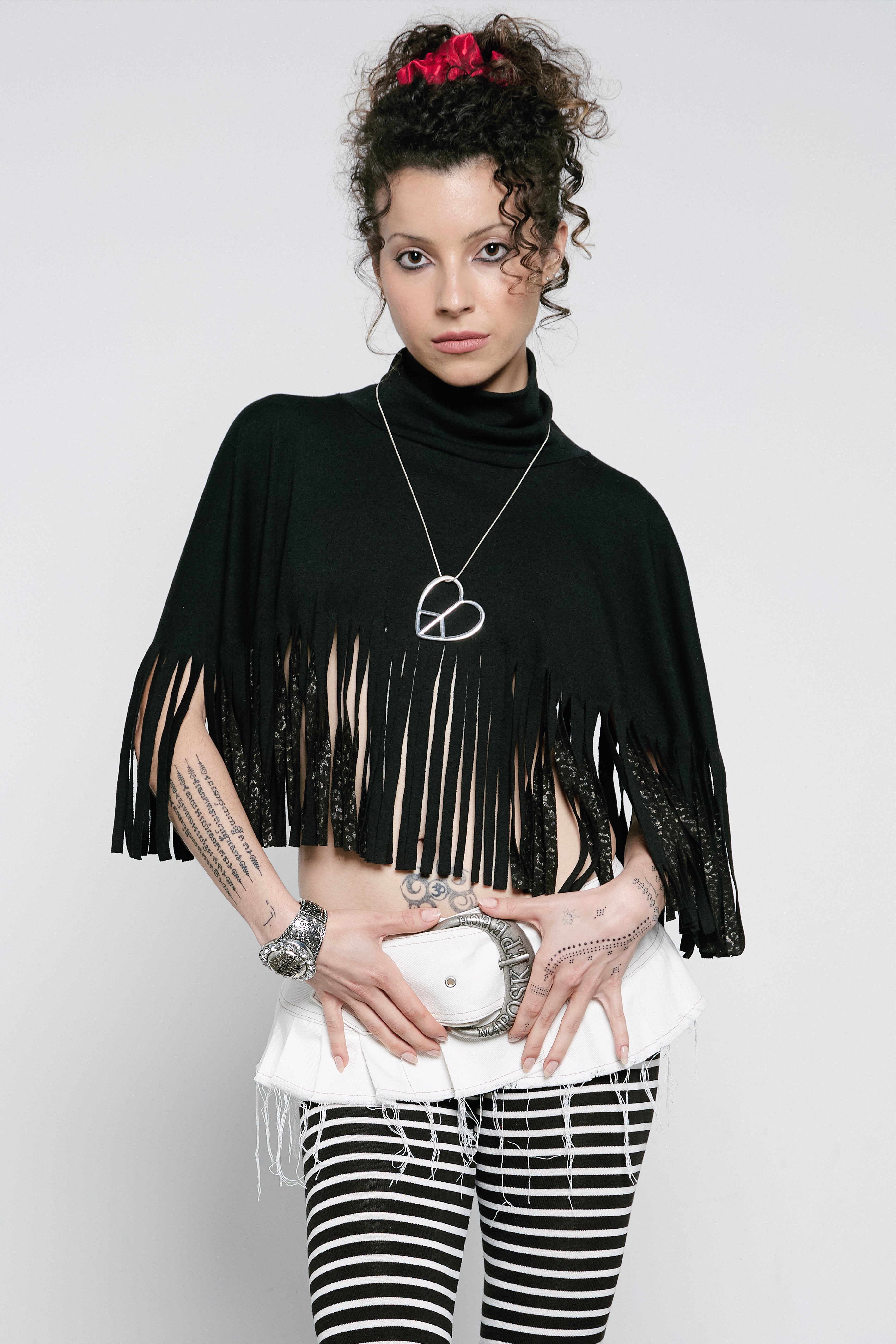 Pleated belt that is slashed at the hem, a signature centre front Maroske Peech branded D buckle holds the belt closed with three adjustable eyelet sizes settings.
Made from a soft white cotton drill with contrast stitching.