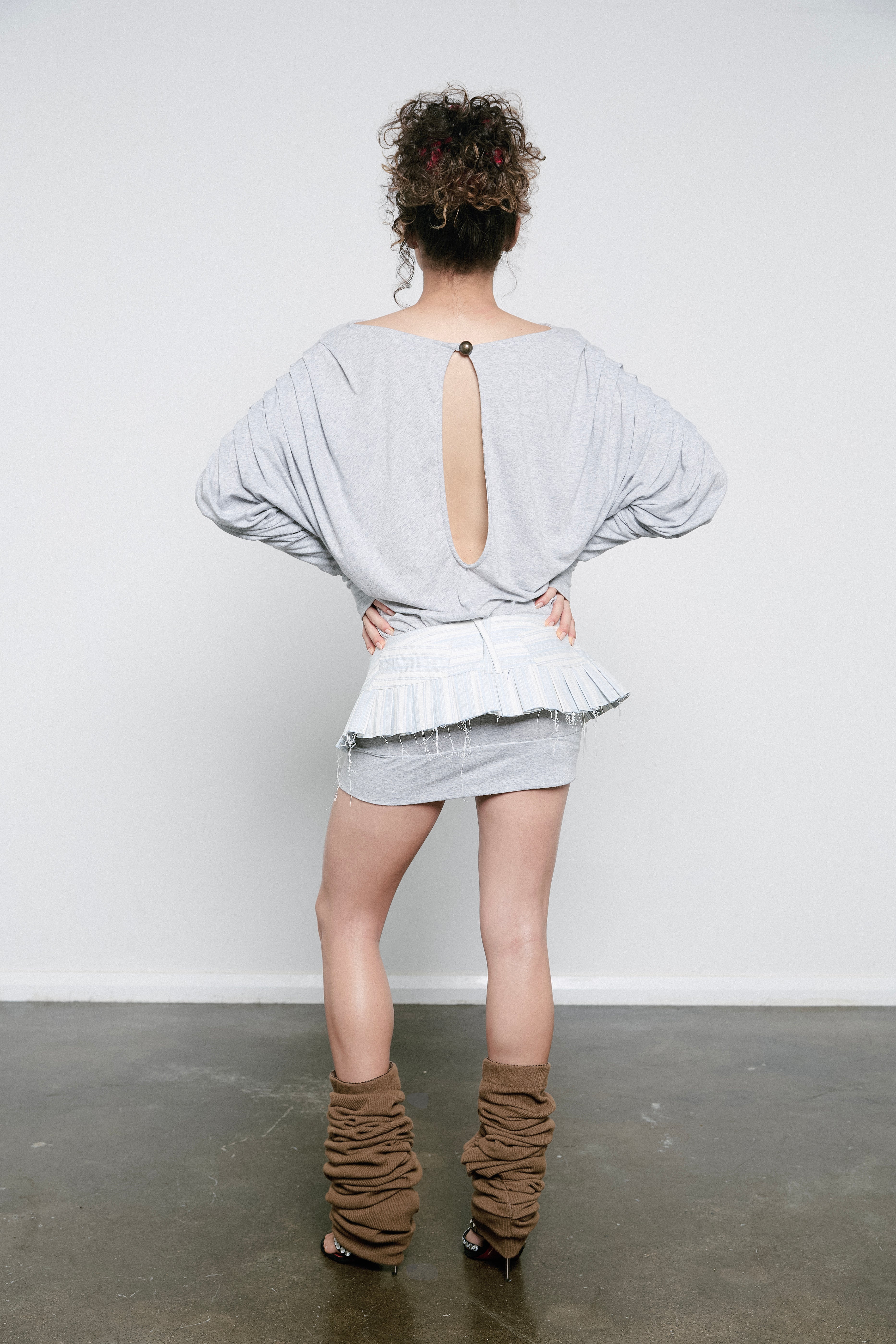 Pleated belt that is slashed at the hem, a signature centre front Maroske Peech branded D buckle holds the belt closed with three adjustable eyelet sizes settings.
Made from a beautiful deadstock sourced off white and pale blue stripe denim.