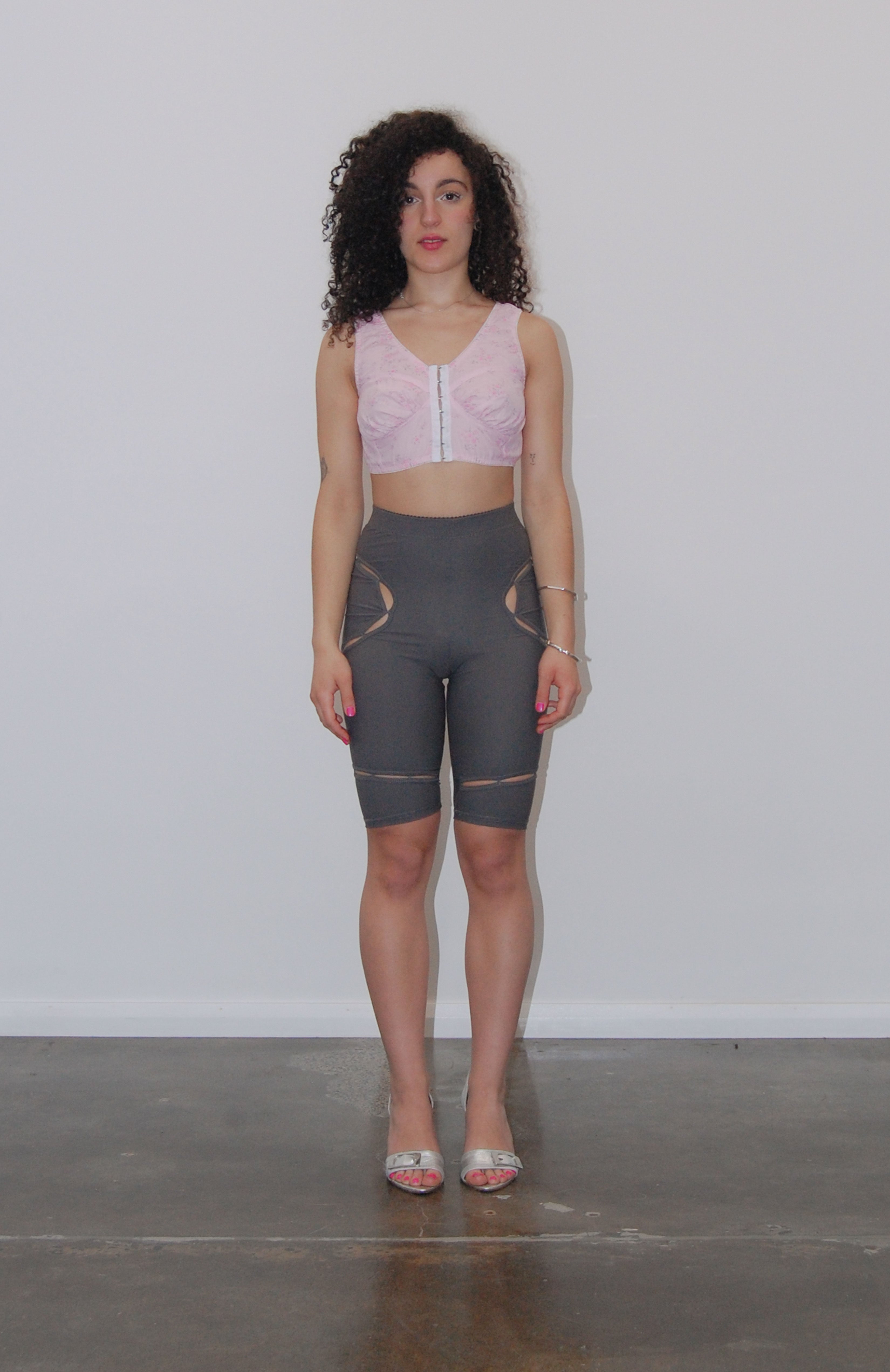 Slate high waisted bike shorts with complimentary curved Key-hole design lines that wraps around the leg and thigh. Features, Branded Maroske Peech soft elasticated waistband with scalloped hem.