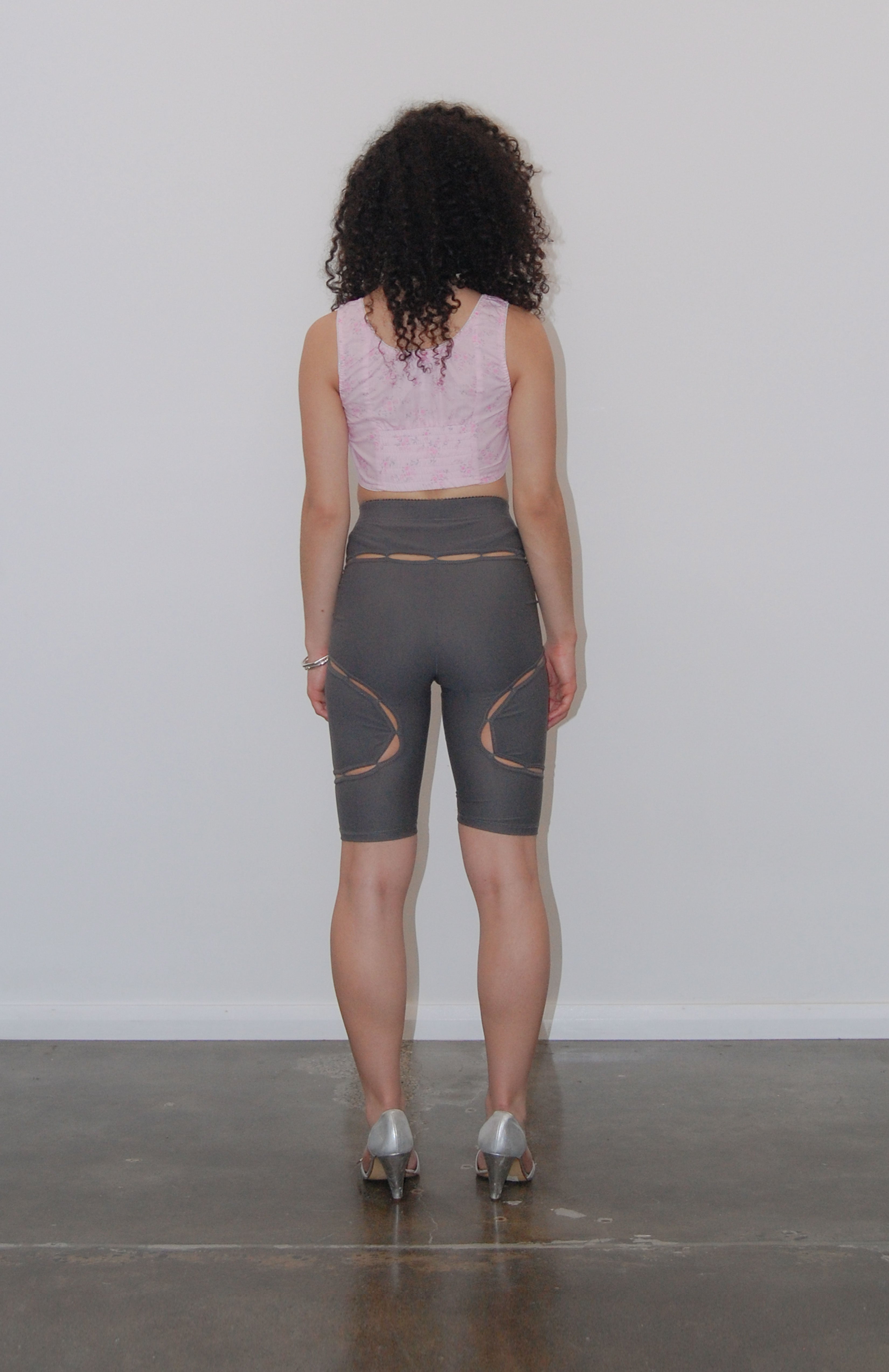 Slate high waisted bike shorts with complimentary curved Key-hole design lines that wraps around the leg and thigh. Features, Branded Maroske Peech soft elasticated waistband with scalloped hem.